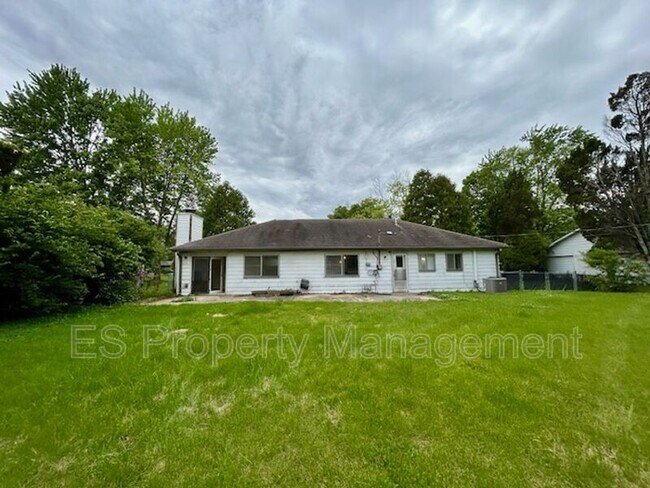 Building Photo - 825 Sweetbriar Ave