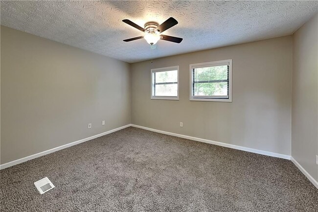 Building Photo - 3951 Kensington Dr