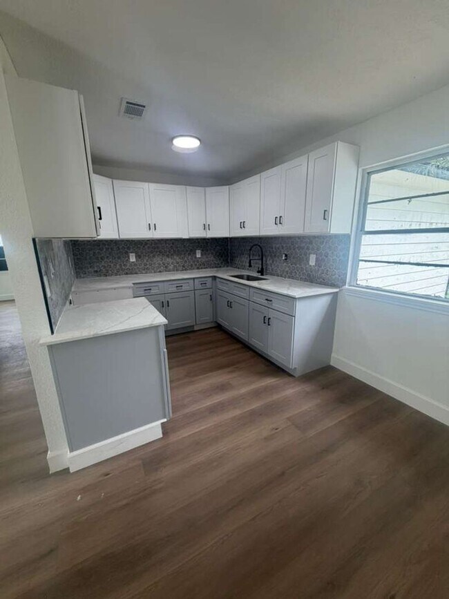 Building Photo - BEAUTIFUL HOME IN HOUSTON. MOVE IN READY!.