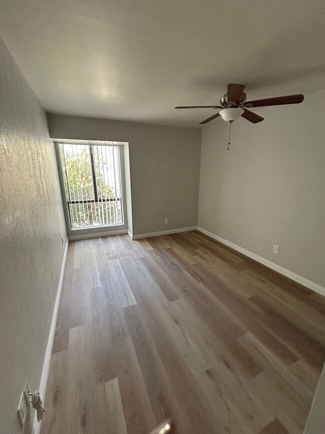 Building Photo - Remodeled Large Upstairs 2 Bedroom/1 Bath ...