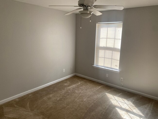 Building Photo - Beautiful 3 Bedroom 3 Bath