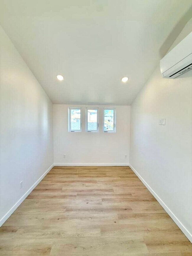 Building Photo - Arbor Heights 2-Bedroom Home in a Prime Location