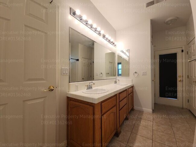 Building Photo - This house is in a great LOCATION (Callowa...