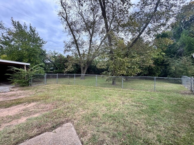 Building Photo - 823 W. Fifth Street