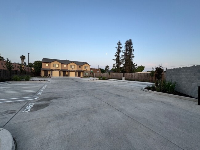 Building Photo - 900 N Olive Ave