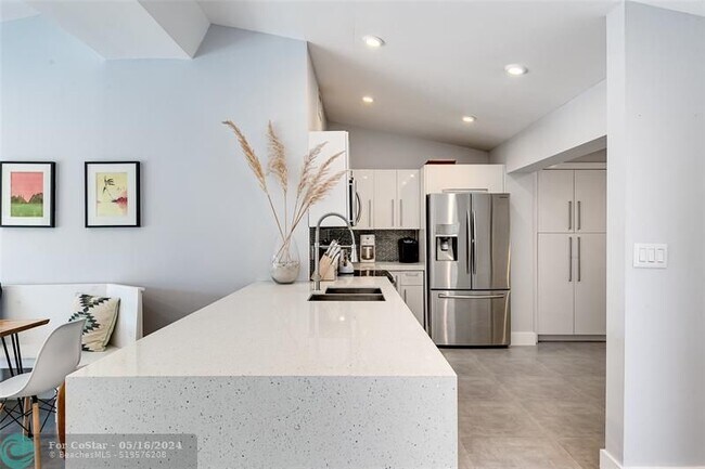 Building Photo - 1704 SW 4th Ct