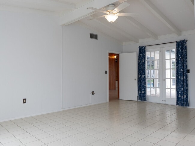 Building Photo - Spacious 5-Bed, 4-Bath Sarasota Home with ...