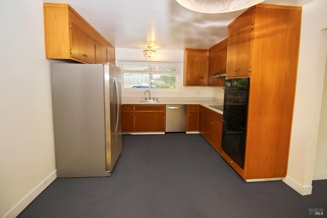 Building Photo - 599 Tamarack Dr