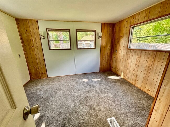 Building Photo - 27 Lynnbrook Ave