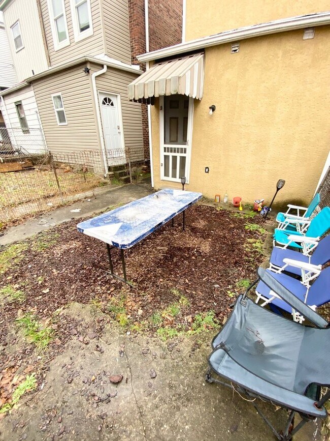 Building Photo - Spacious 3 or 4 Bedroom 2 Bathroom Available in Oakland, Modern Updates and Great Front Porch and...