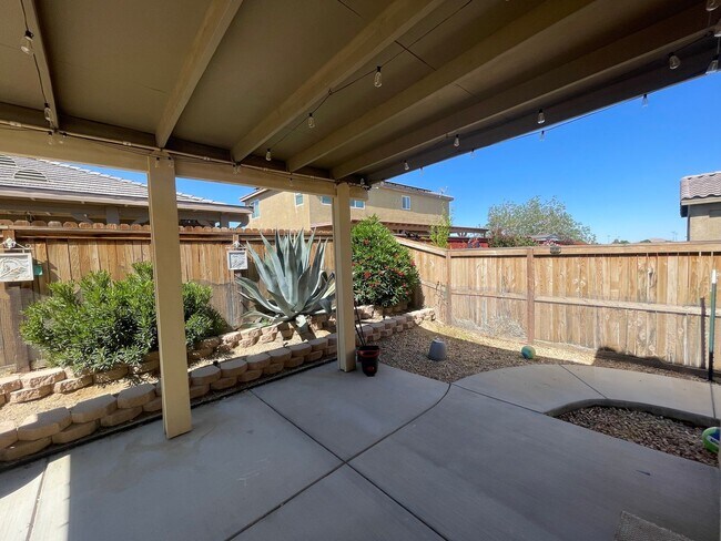 Building Photo - Rosamond 4 Bedroom + 2.5 Bathroom