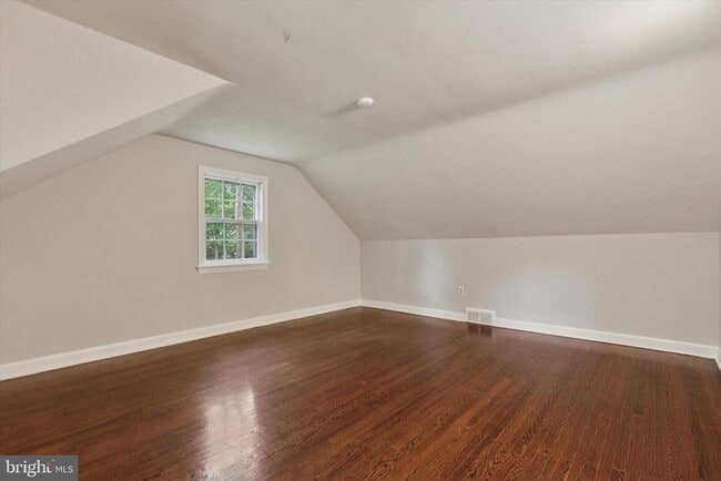 Building Photo - 310 Pine Tree Rd