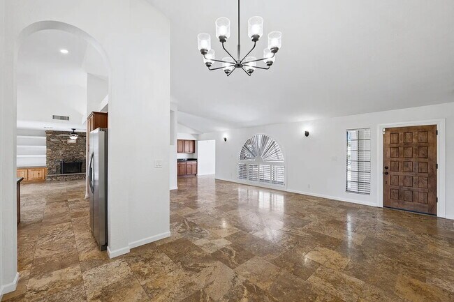 Building Photo - SPARKLING PRIVATE POOL, BEAUTIFUL HOME, UNBEATABLE LOCATION!