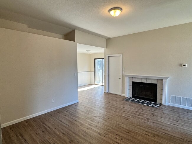 Building Photo - 351 Pinedale Ave