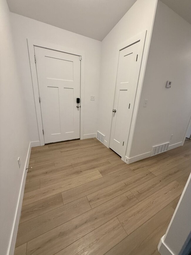 Building Photo - Spacious 3-Bedroom Upper-Level Home in Gra...