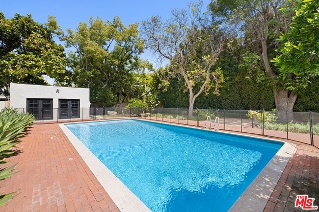 Building Photo - 712 N Rodeo Dr