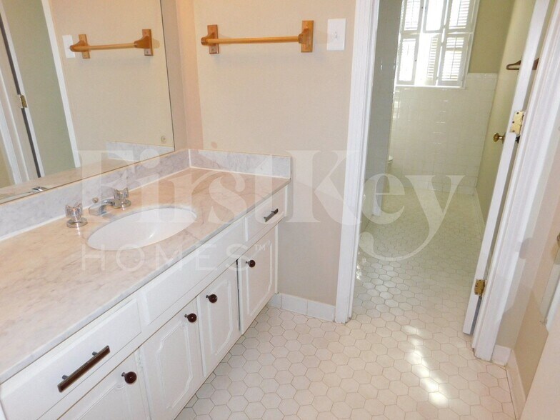 Building Photo - 6135 Haddington Dr