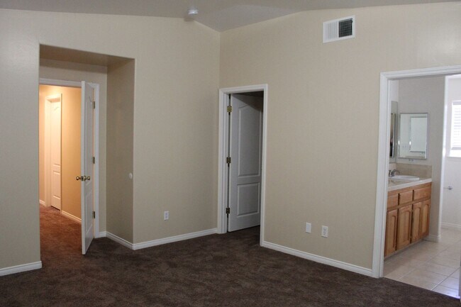 Building Photo - Southwest 5 bed 3 bath home