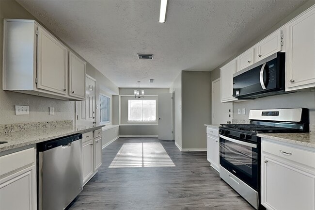 Building Photo - 2211 Pincher Creek Dr