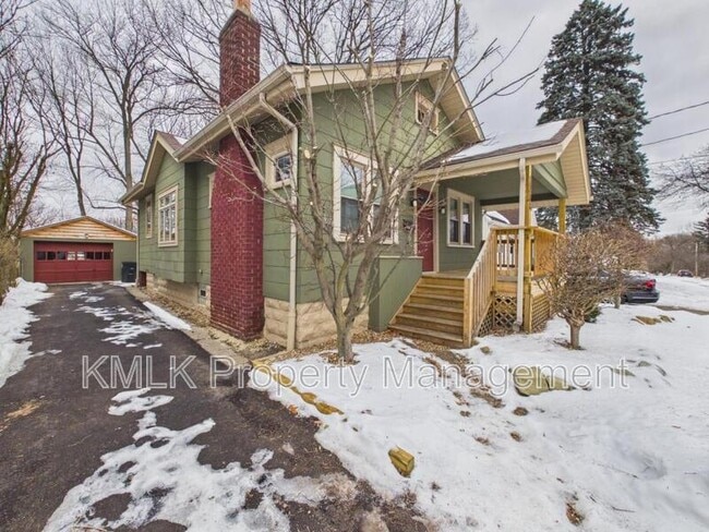 Building Photo - 1238 Sawyer Ave