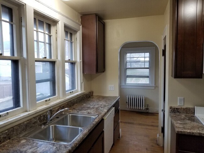 Building Photo - 2009-2011 University Ave