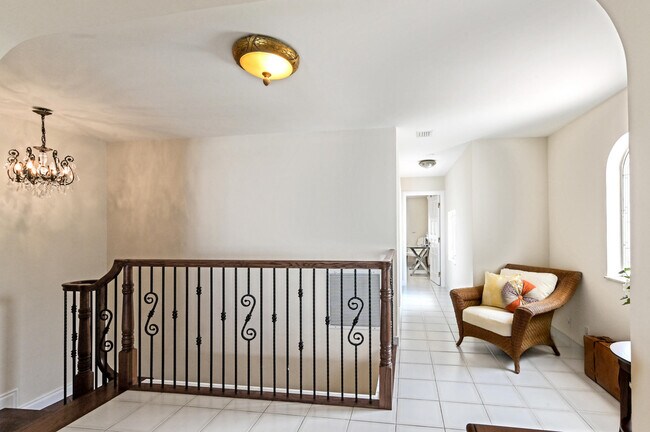 Building Photo - 825 Marbella Ln