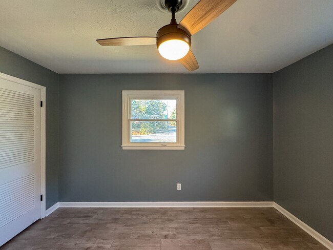 Building Photo - Charming 3 Bed 1.5 Bath Home with Flex Room