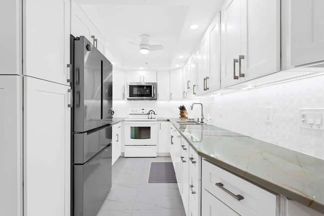 Building Photo - 3215 S Ocean Blvd