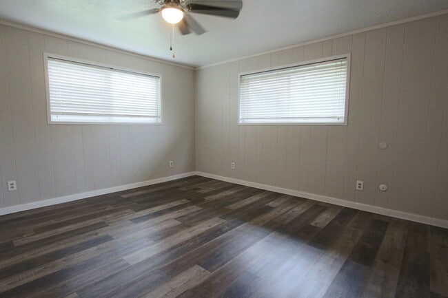 Building Photo - Updated Classic - Mid Century 4/2 2600 sf. All one level.