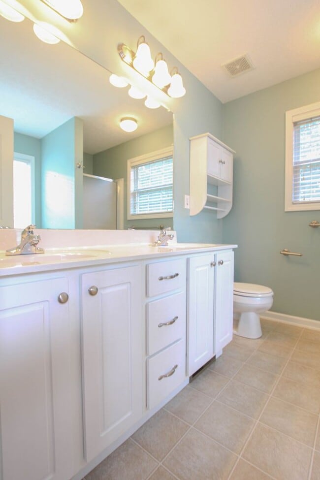 Building Photo - Pet Friendly Three Bedroom!