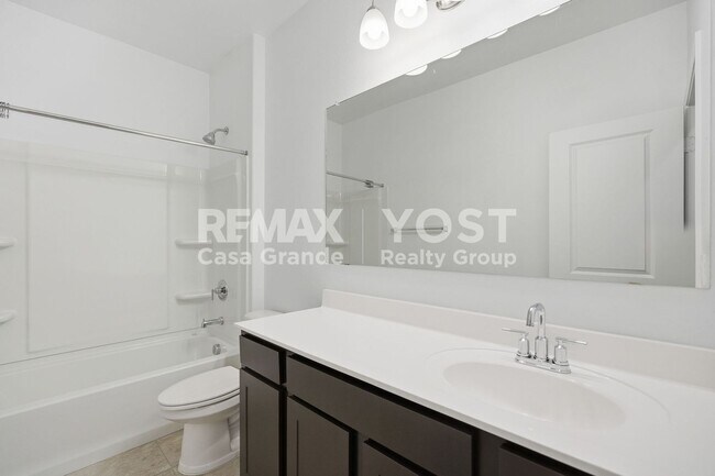 Building Photo - Beautiful Kitchen, Open Layout, and Room to Relax!