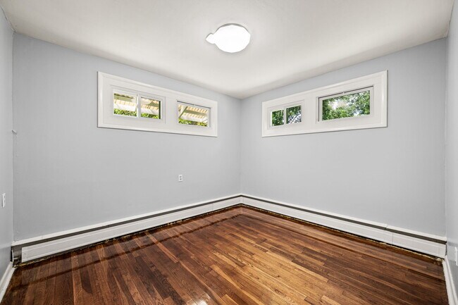 Building Photo - 25 E Pennsbury Way