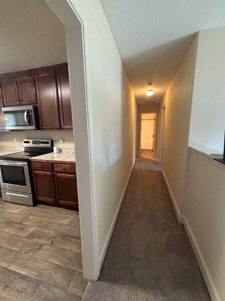 Building Photo - 587 Embassy Walk