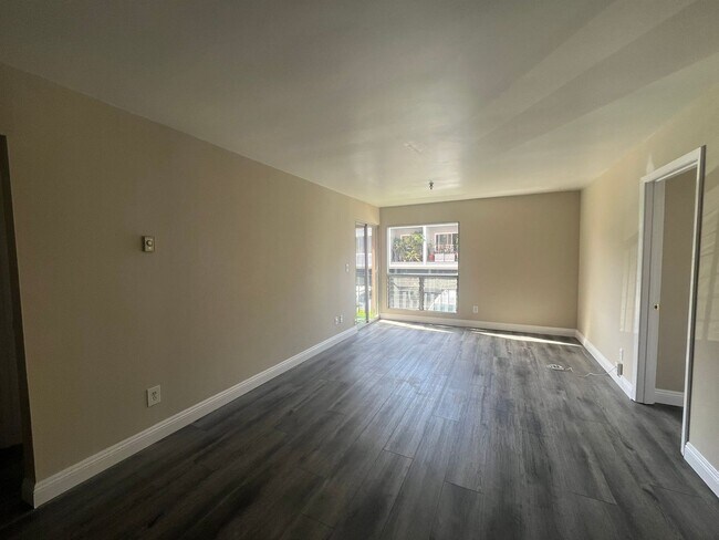 Building Photo - 2 Bedroom Condo in Pacific Beach