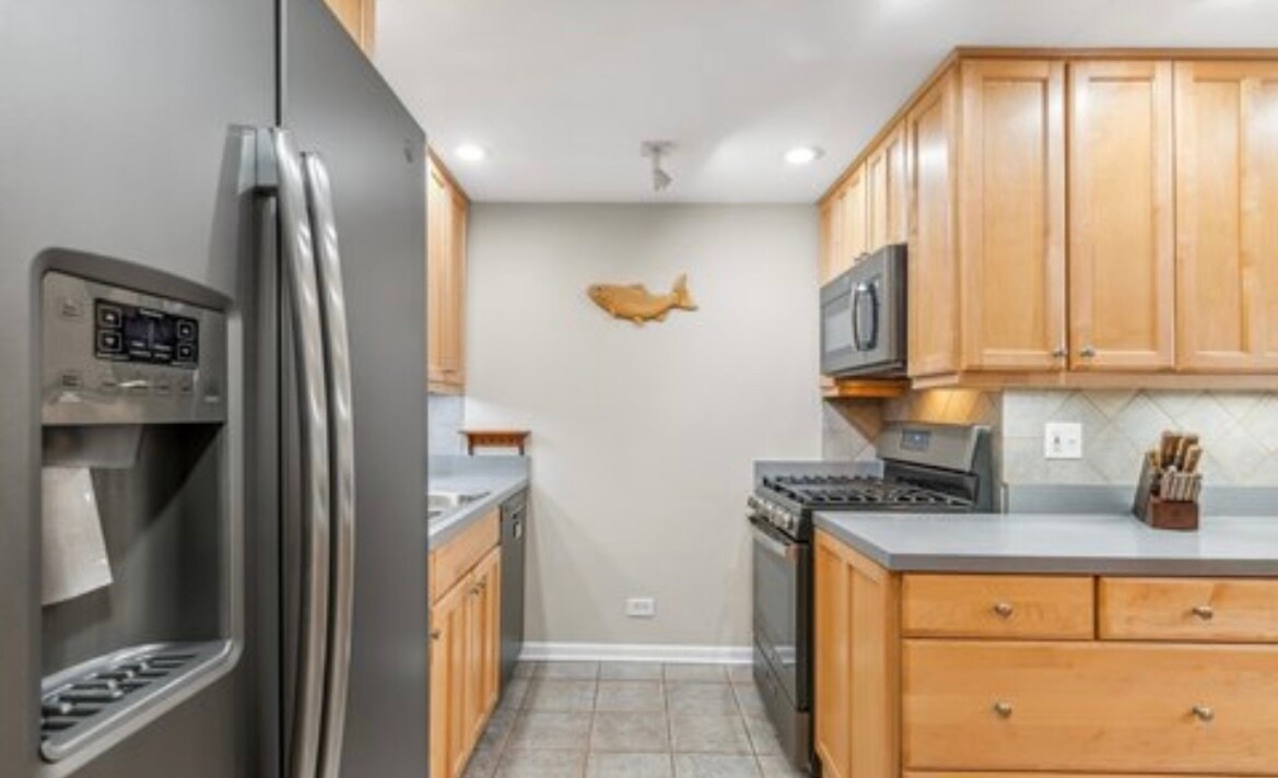 Building Photo - 857 N La Salle Dr