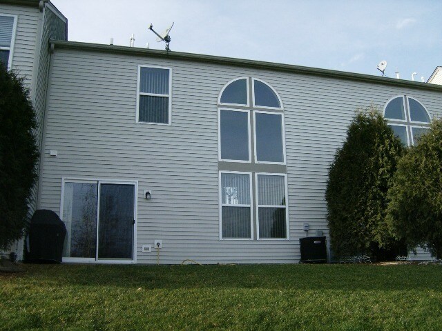 Building Photo - 457 Metropolitan St