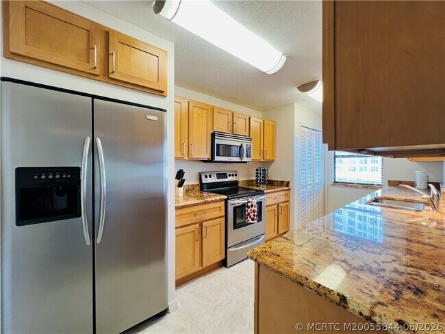 Building Photo - 10044 S Ocean Dr