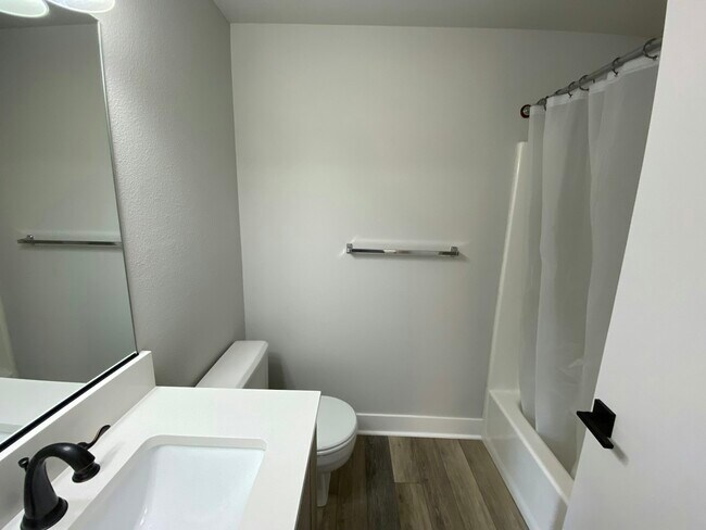 Building Photo - 5835 NW Landing Dr