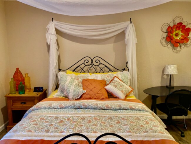 Building Photo - 4901 E Mesquite Ave