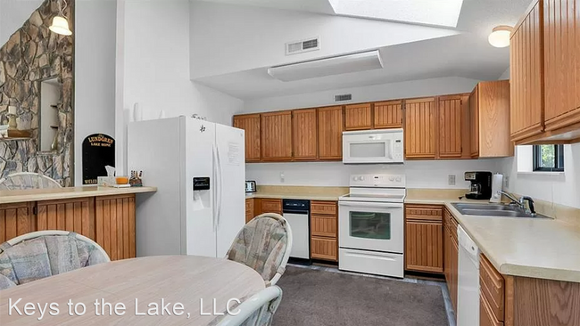 Building Photo - 3 br, 2 bath House - 821 Winn Rd #10L