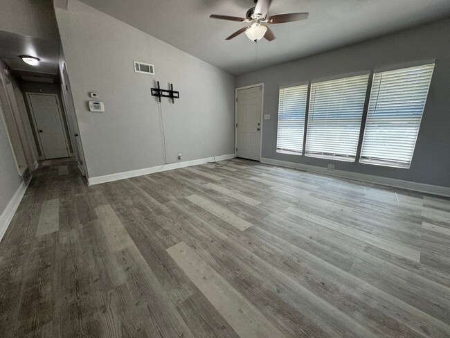 Building Photo - Adorable 3 bedroom 1.5 bathroom in Tulsa