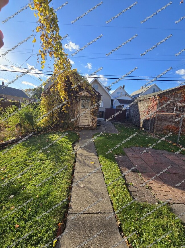 Building Photo - Freshly Painted 3 Bedroom