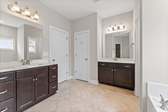 Building Photo - Pristine and Spacious Home in Highly Desirable Winston Pointe