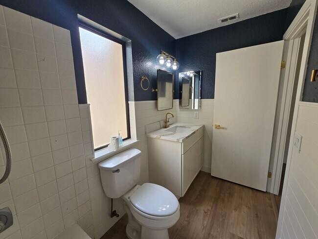 Building Photo - Hawarden Hills Home