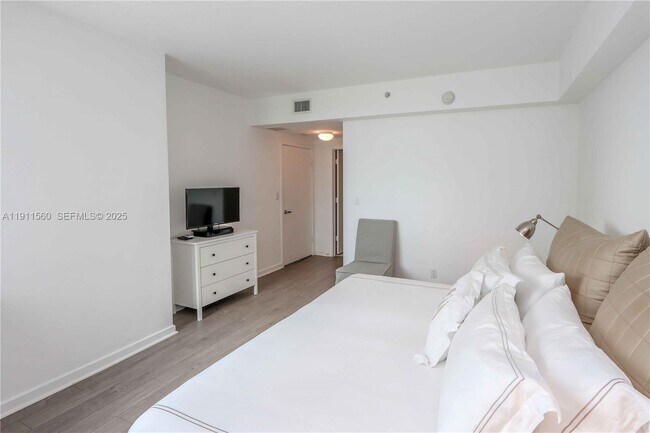 Building Photo - 325 S Biscayne Blvd