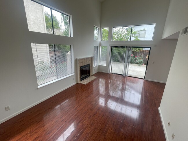 Building Photo - $3,490 - GORGEOUS THREE BEDROOM REMODELED ...
