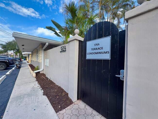 Building Photo - 924 NE 17th Terrace