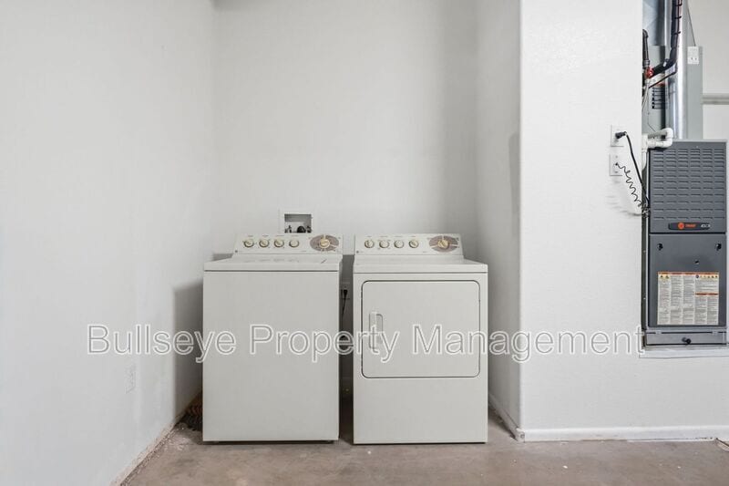 Building Photo - 15893 W Arrowhead Dr