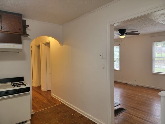 Building Photo - Affordable Living $1100 - Marta, AUC and C...
