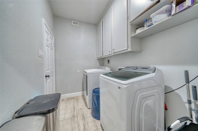 Building Photo - 7606 Portal Dr